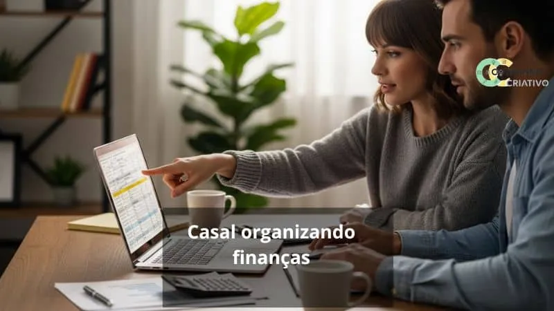casal organizando finanças no notebook