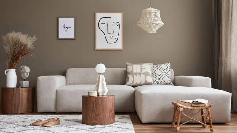 parede de quadros na sala de estar destacando sofá