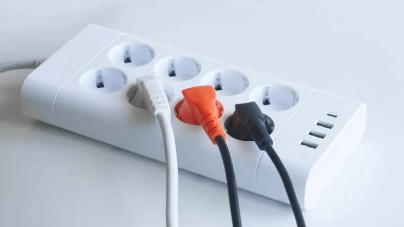 Extensão elétrica segura com  para resolver problema de tomada longe.