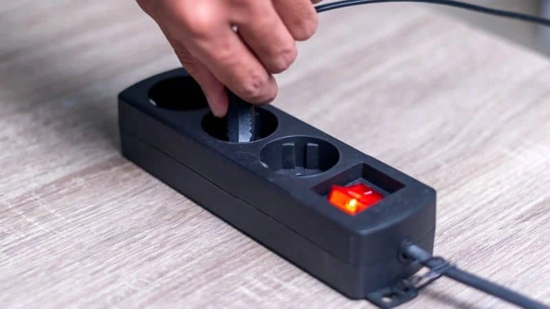 Régua de tomadas filtro de linha para organizar eletrônicos e proteger contra picos de energia.