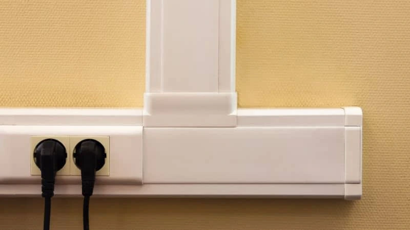 Canaleta de fios para organizar cabos e resolver o problema de tomada longe.