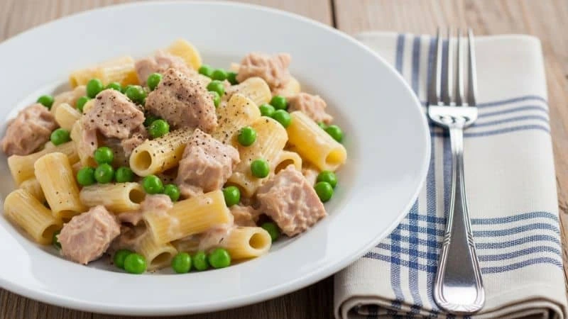 Receita barata de macarrão cremoso com atum e ervilha — prato rápido e econômico