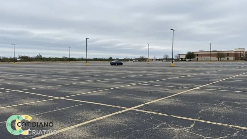 carro estacionado longe para estimular caminhada e simplificar a vida