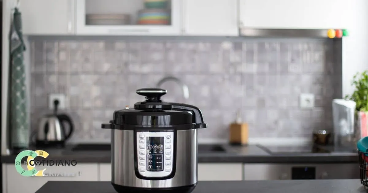 panela elétrica moderna em uma bancada organizada.