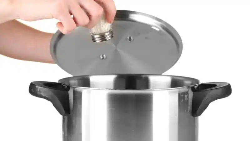 Como usar sal para limpar panelas queimadas de forma natural.  