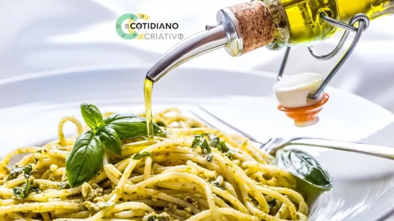 Macarrão alho e óleo simples servido em prato fundo