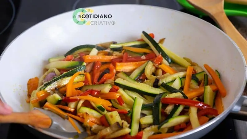 Legumes salteados na frigideira com azeite