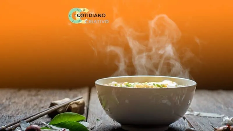 Sopa simples com legumes cozidos servida em tigela