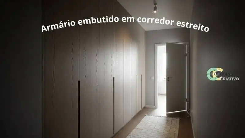 Armário embutido em corredor estreito