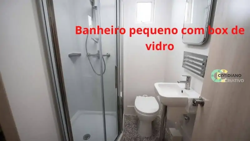 Banheiro pequeno com box de vidro e pia compacta