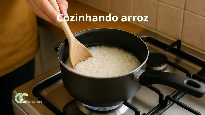 arroz branco cozinhando em fogo baixo, aula prática para iniciantes