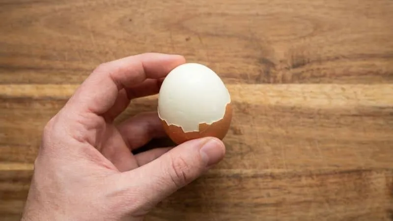 Descascar ovo cozido sem quebrar a clara