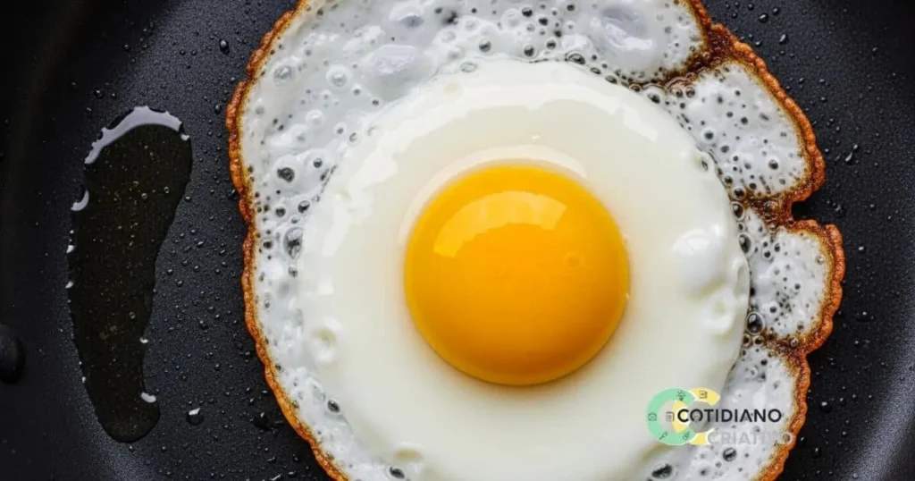 ovo frito com bordas crocantes e gema brilhante.
