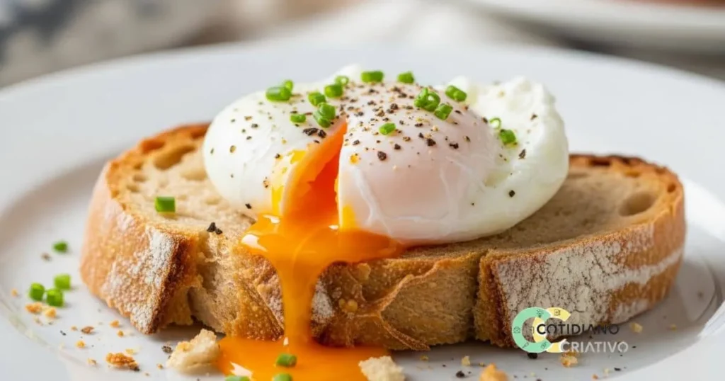 ovo pochê com gema mole sobre torrada.