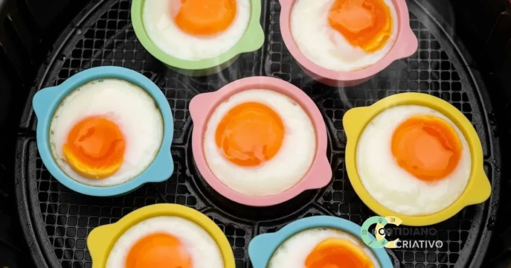 ovos preparados na Airfryer em forminhas de silicone.