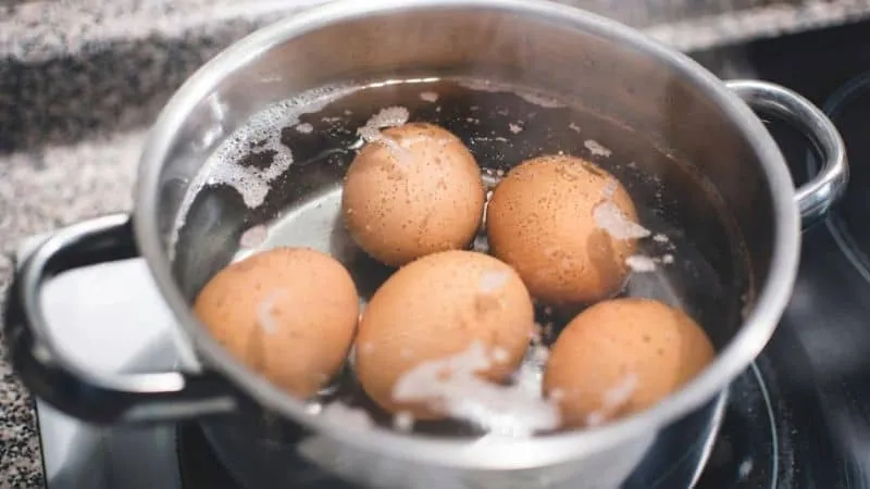 Ovos prontos para cozinhar na panela