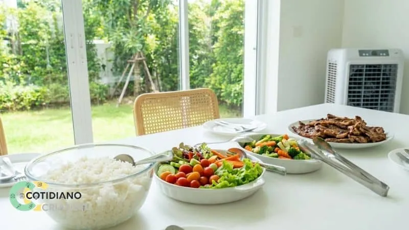 travessas de comida servidas para grupo grande