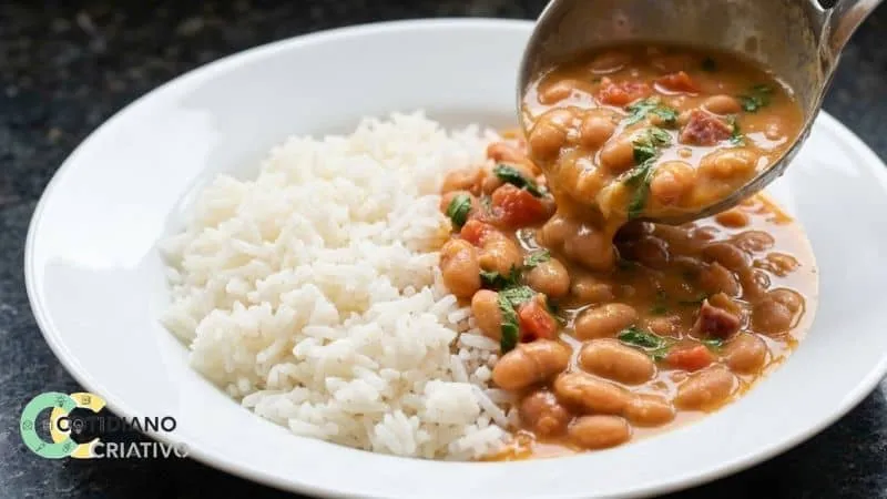 Prato saudável e completo com feijão adubado.