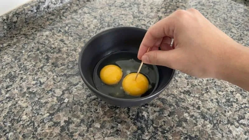 Preparação de ovo na caneca com segurança